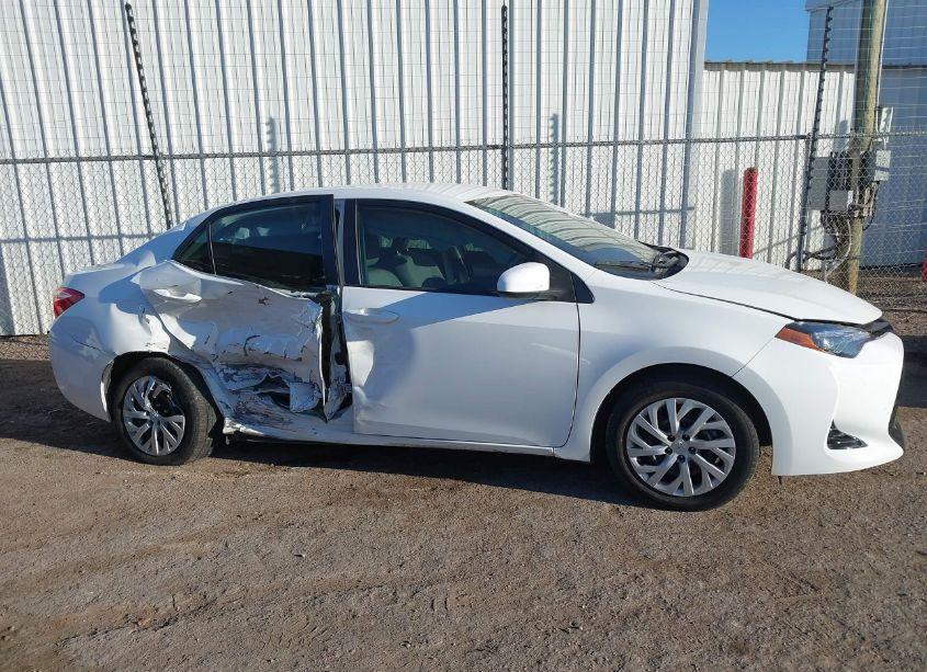 Photo 13 of 2018 Toyota Corolla LE (VIN 5YFBURHE3JP797952)