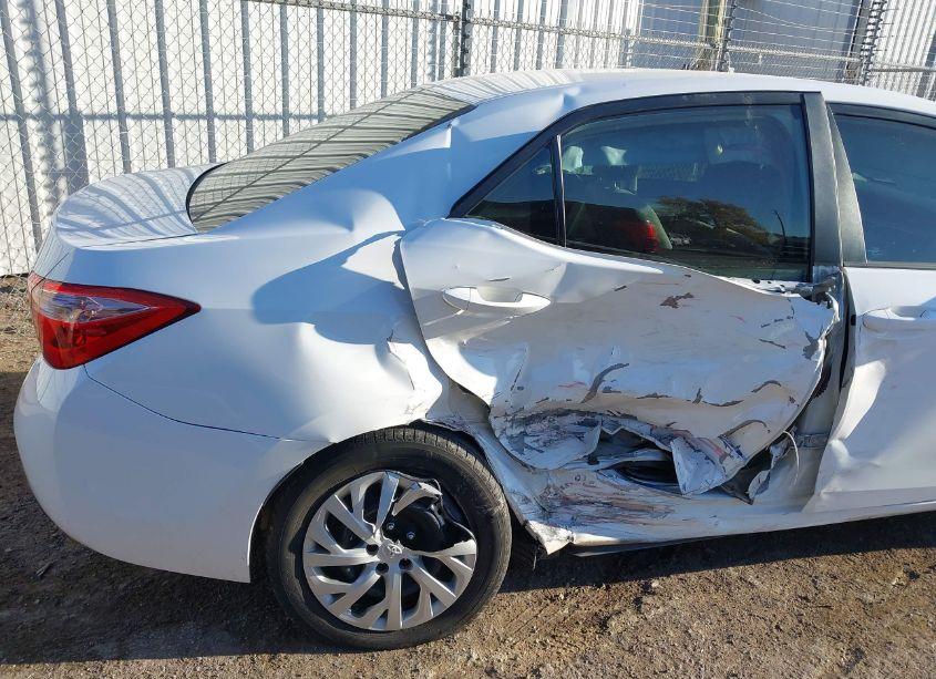 Photo 6 of 2018 Toyota Corolla LE (VIN 5YFBURHE3JP797952)