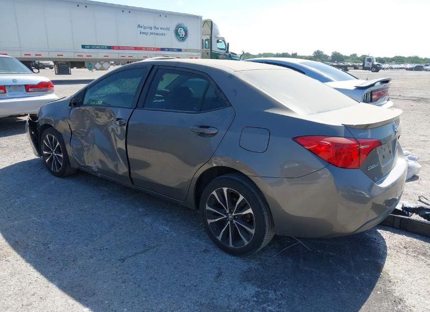 Photo 3 of 2018 Toyota Corolla SE (VIN 5YFBURHE3JP799975)