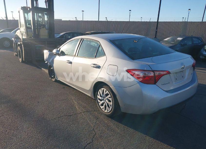Photo 3 of 2018 Toyota Corolla LE (VIN 5YFBURHE3JP803748)