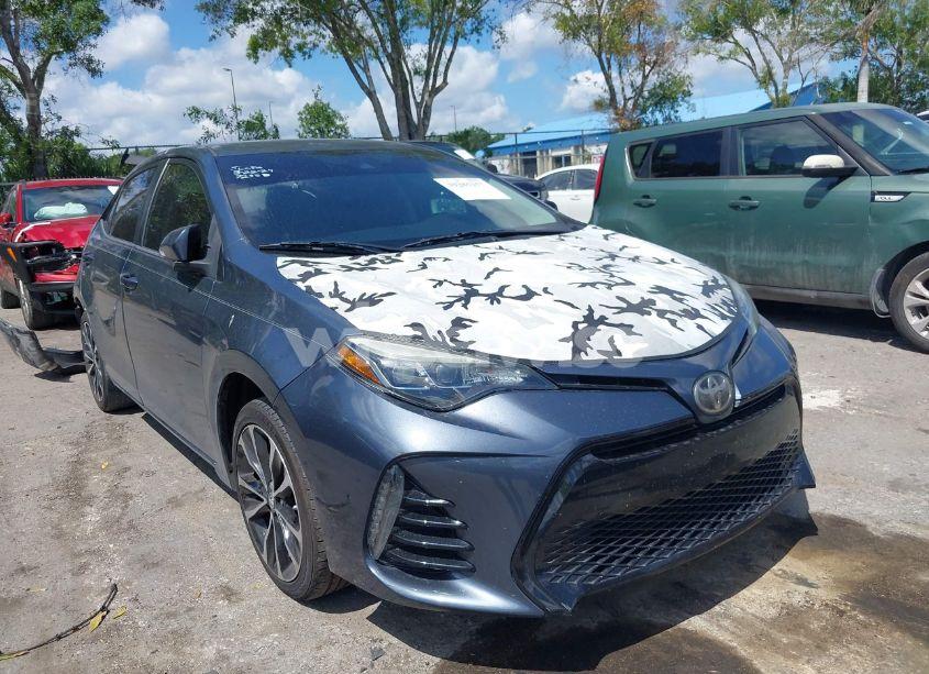 2018 Toyota Corolla SE (VIN 5YFBURHE3JP804821) main photo