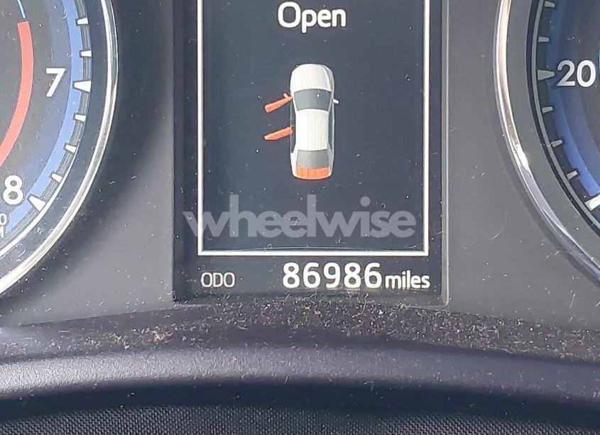 Photo 7 of 2018 Toyota Corolla SE (VIN 5YFBURHE3JP804821)