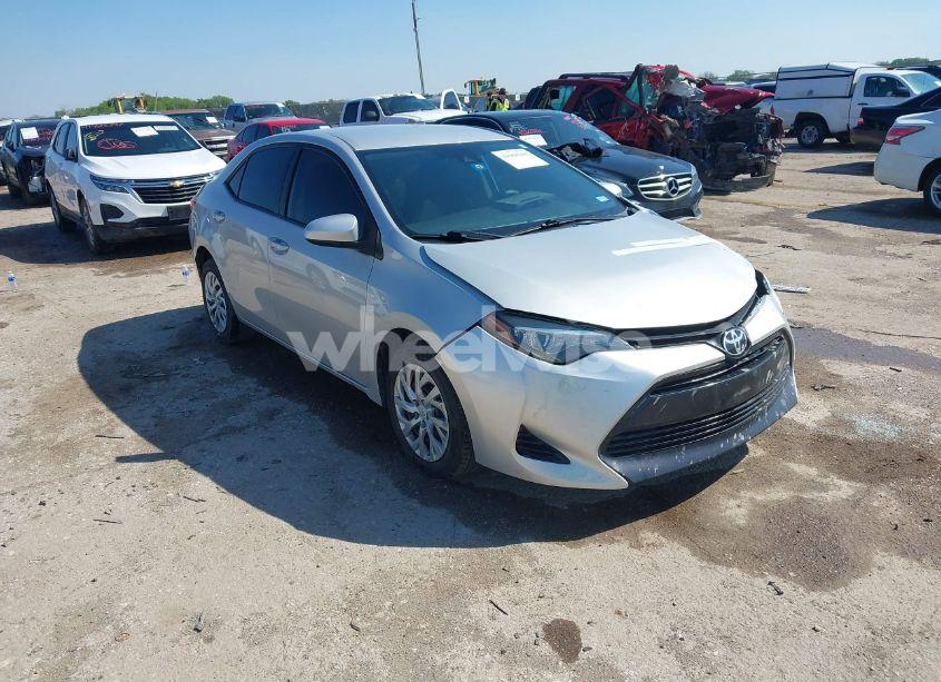 2018 Toyota Corolla LE (VIN 5YFBURHE3JP827077) main photo