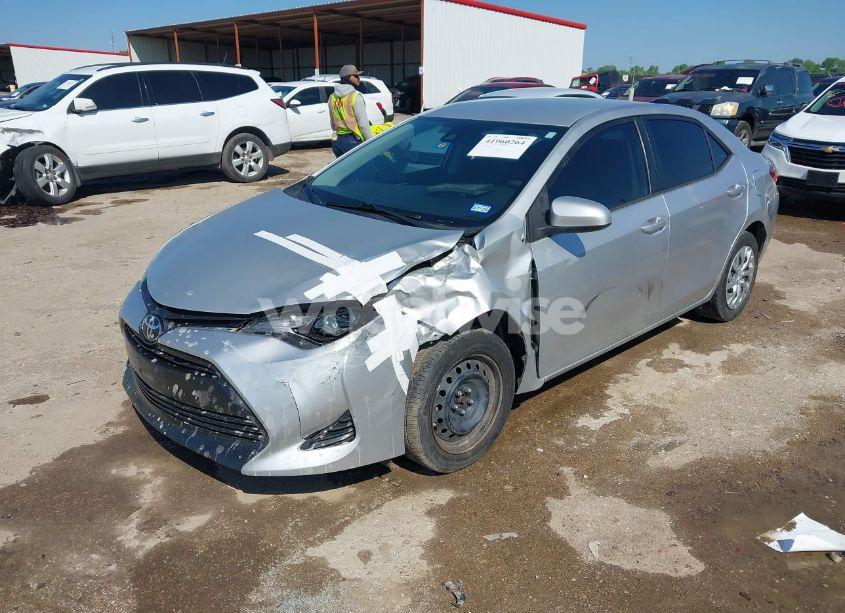 Photo 2 of 2018 Toyota Corolla LE (VIN 5YFBURHE3JP827077)