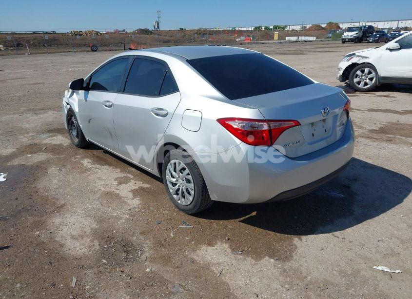 Photo 3 of 2018 Toyota Corolla LE (VIN 5YFBURHE3JP827077)