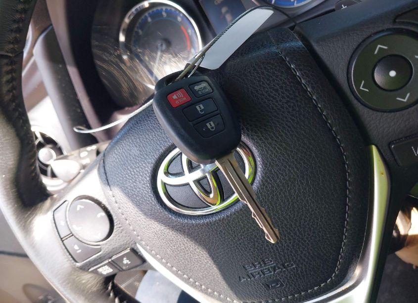 Photo 11 of 2018 Toyota Corolla SE (VIN 5YFBURHE3JP828360)