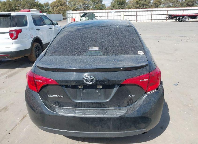 Photo 16 of 2018 Toyota Corolla SE (VIN 5YFBURHE3JP828360)