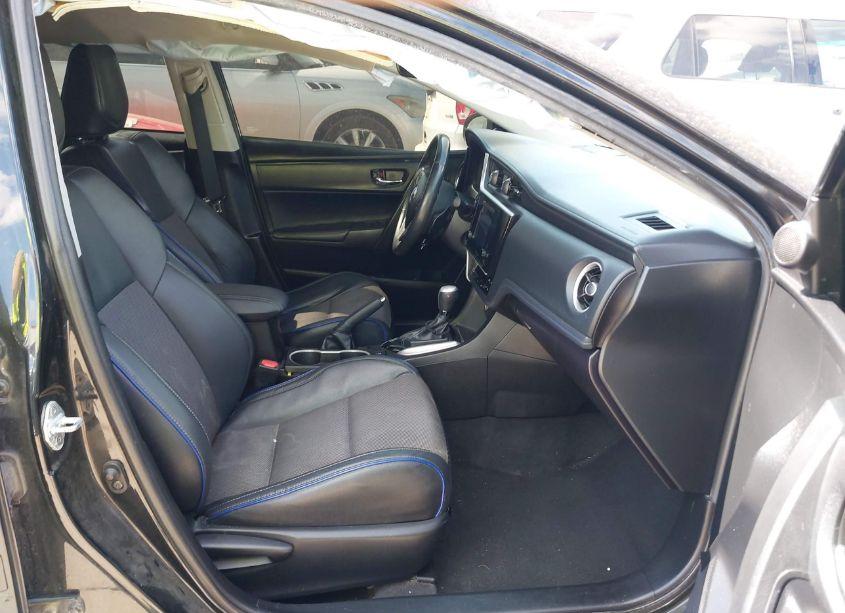 Photo 5 of 2018 Toyota Corolla SE (VIN 5YFBURHE3JP828360)