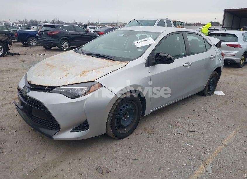 Photo 2 of 2018 Toyota Corolla LE (VIN 5YFBURHE3JP841514)