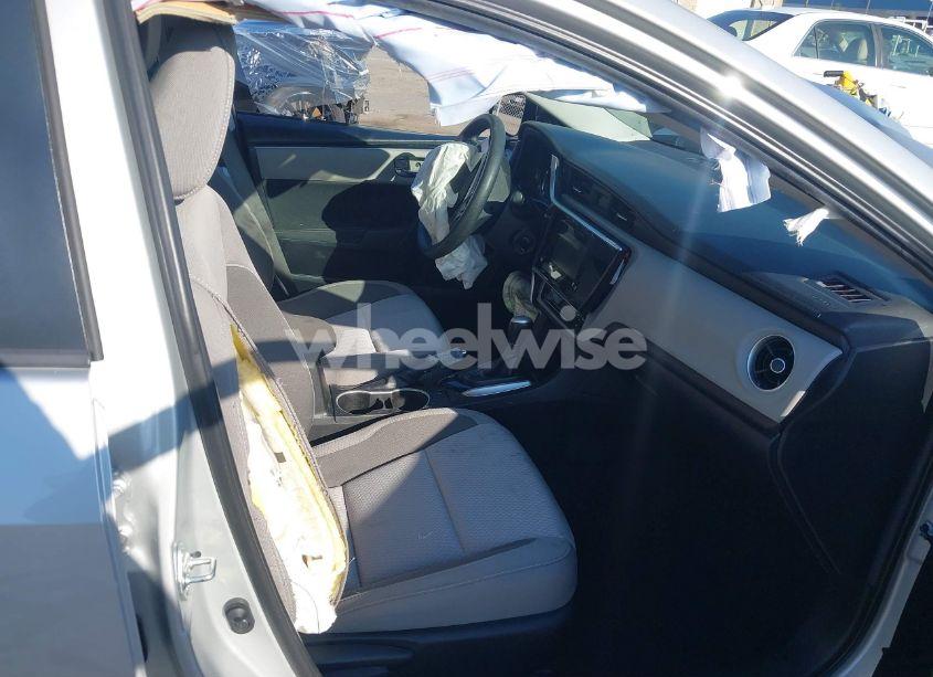 Photo 5 of 2019 Toyota Corolla LE (VIN 5YFBURHE3KP863336)