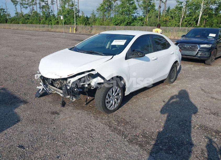 Photo 2 of 2019 Toyota Corolla LE (VIN 5YFBURHE3KP889001)