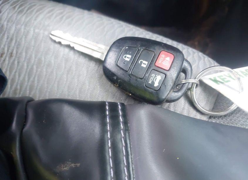 Photo 11 of 2015 Toyota Corolla LE (VIN 5YFBURHE4FP187968)