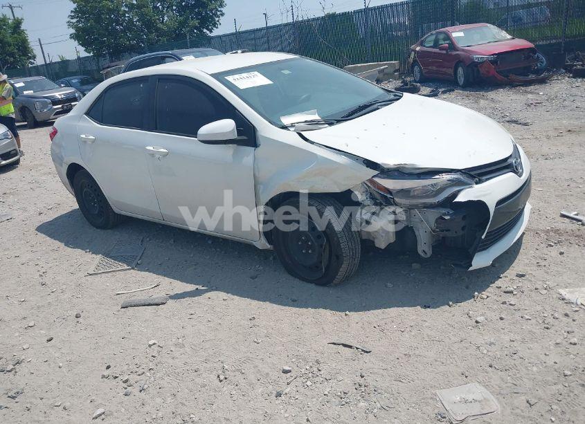 2015 Toyota Corolla LE (VIN 5YFBURHE4FP226736) main photo