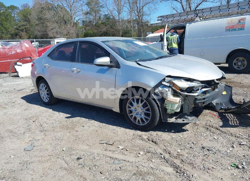 2015 Toyota Corolla LE (VIN 5YFBURHE4FP239745) main photo