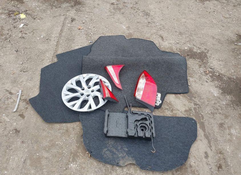 Photo 12 of 2017 Toyota Corolla LE (VIN 5YFBURHE4HP656172)