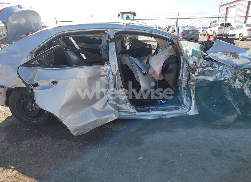 Photo 6 of 2017 Toyota Corolla LE (VIN 5YFBURHE4HP733848)