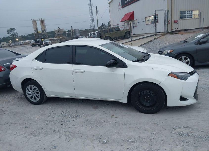 Photo 13 of 2018 Toyota Corolla LE (VIN 5YFBURHE4JP768377)