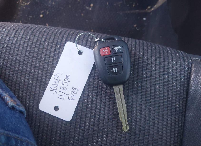 Photo 11 of 2018 Toyota Corolla SE (VIN 5YFBURHE4JP773837)