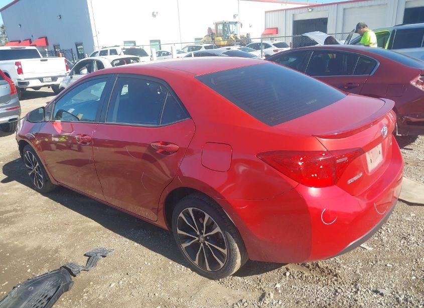 Photo 3 of 2018 Toyota Corolla SE (VIN 5YFBURHE4JP773837)