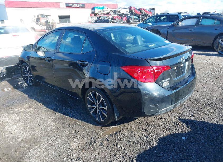 Photo 3 of 2018 Toyota Corolla SE (VIN 5YFBURHE4JP785163)