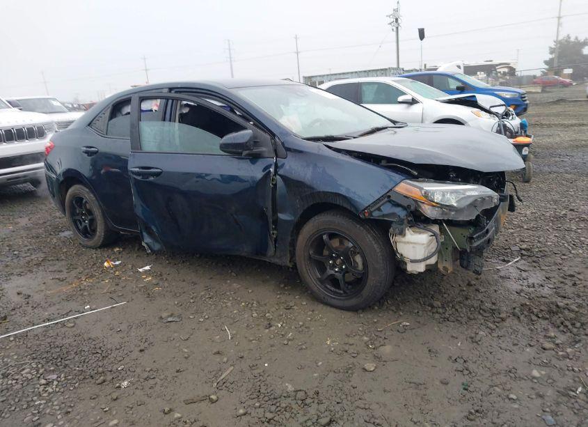 2018 Toyota Corolla LE (VIN 5YFBURHE4JP794848) main photo
