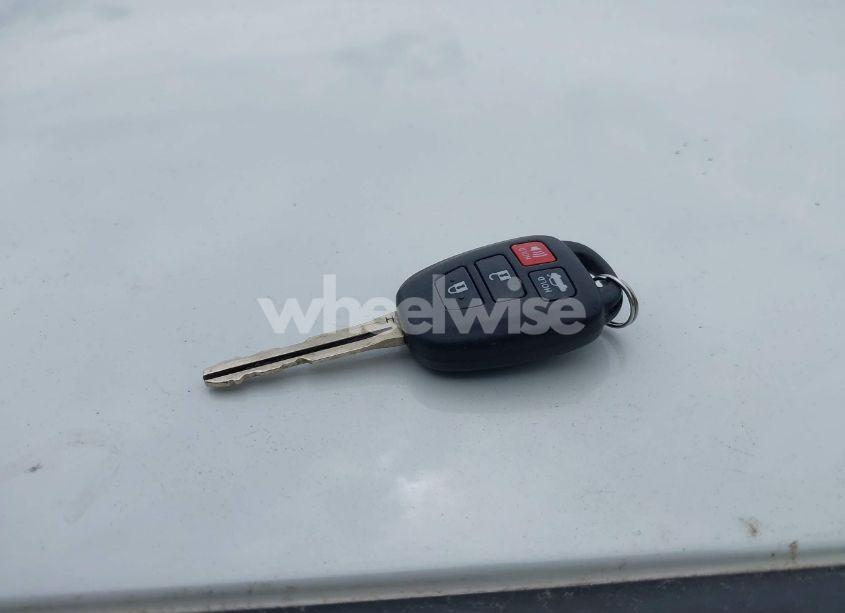 Photo 11 of 2018 Toyota Corolla SE (VIN 5YFBURHE4JP797409)