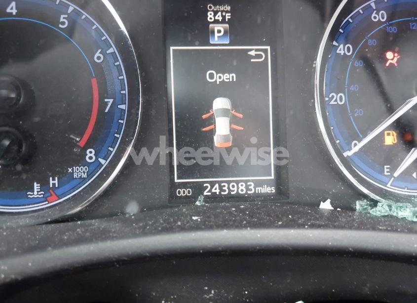 Photo 16 of 2018 Toyota Corolla SE (VIN 5YFBURHE4JP797409)