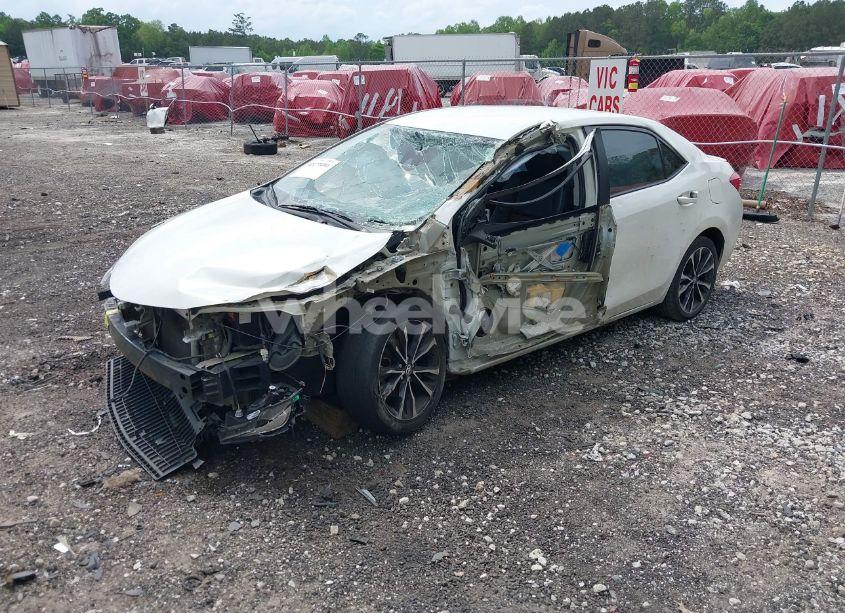 Photo 2 of 2018 Toyota Corolla SE (VIN 5YFBURHE4JP797409)