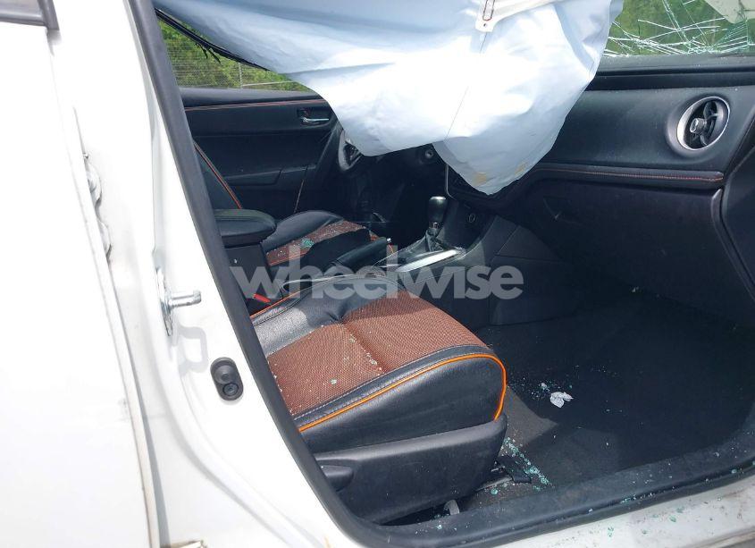 Photo 5 of 2018 Toyota Corolla SE (VIN 5YFBURHE4JP797409)