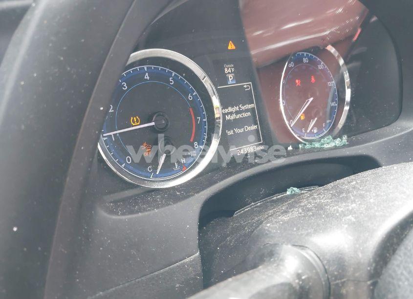 Photo 7 of 2018 Toyota Corolla SE (VIN 5YFBURHE4JP797409)