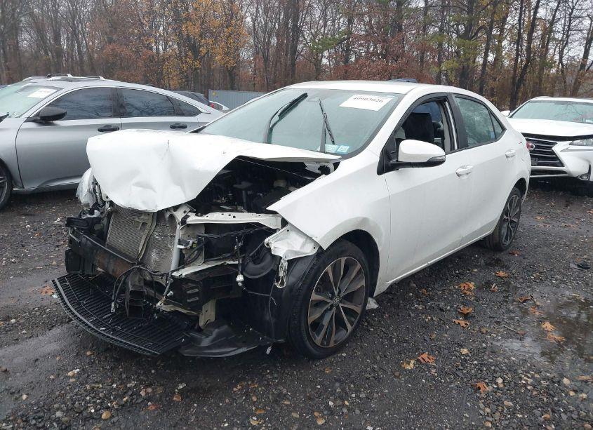 Photo 2 of 2018 Toyota Corolla SE (VIN 5YFBURHE4JP799726)