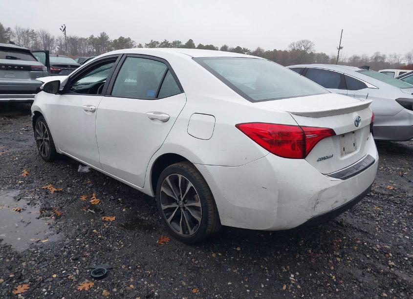 Photo 3 of 2018 Toyota Corolla SE (VIN 5YFBURHE4JP799726)