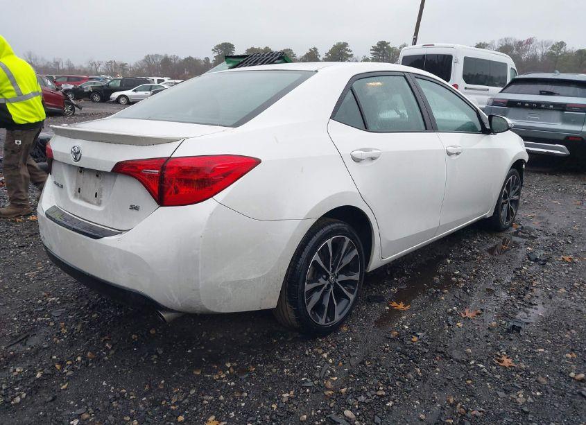 Photo 4 of 2018 Toyota Corolla SE (VIN 5YFBURHE4JP799726)