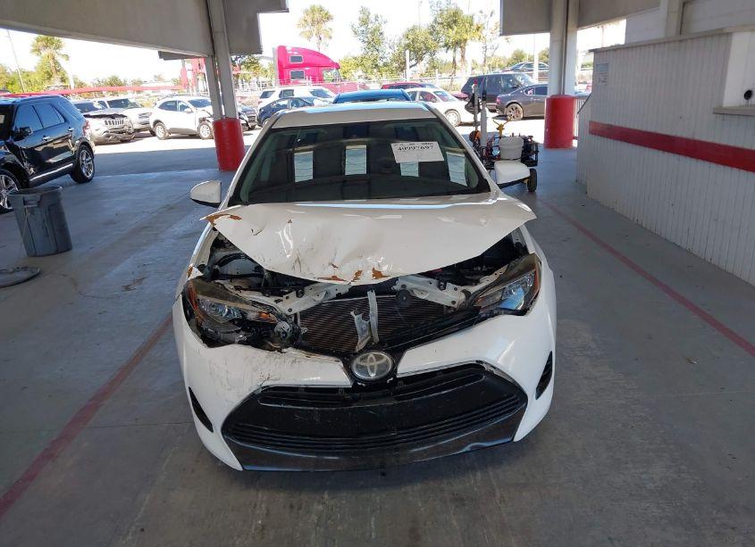 Photo 12 of 2018 Toyota Corolla LE (VIN 5YFBURHE4JP802656)