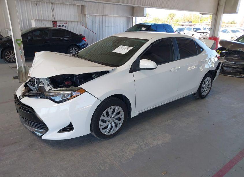 Photo 2 of 2018 Toyota Corolla LE (VIN 5YFBURHE4JP802656)