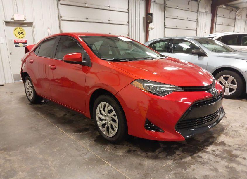 2018 Toyota Corolla LE (VIN 5YFBURHE4JP826973) main photo