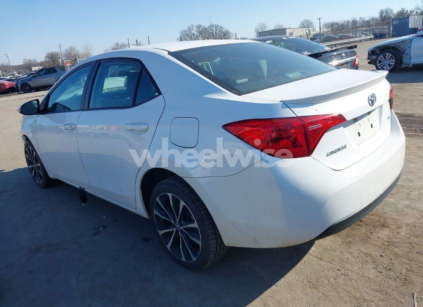 Photo 3 of 2018 Toyota Corolla SE (VIN 5YFBURHE4JP842011)