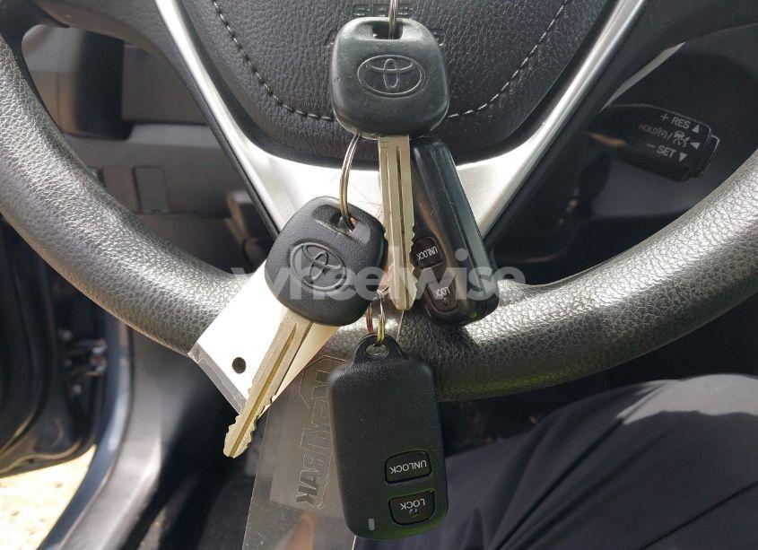 Photo 11 of 2018 Toyota Corolla L (VIN 5YFBURHE4JP845541)