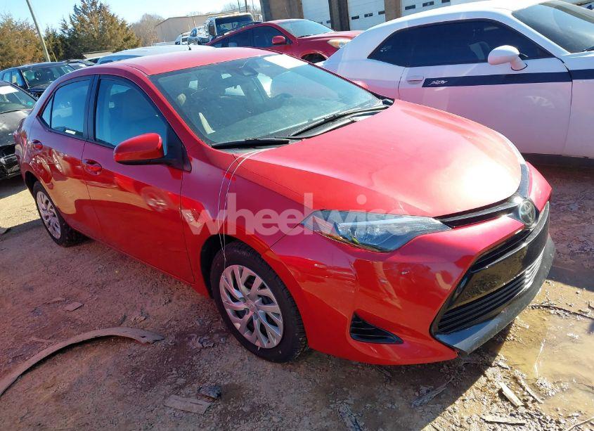 2018 Toyota Corolla LE (VIN 5YFBURHE4JP848200) main photo
