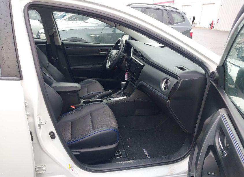 Photo 5 of 2018 Toyota Corolla SE (VIN 5YFBURHE4JP850450)