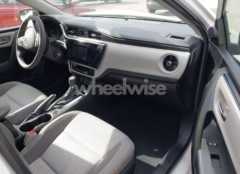 Photo 5 of 2019 Toyota Corolla LE (VIN 5YFBURHE4KP864169)