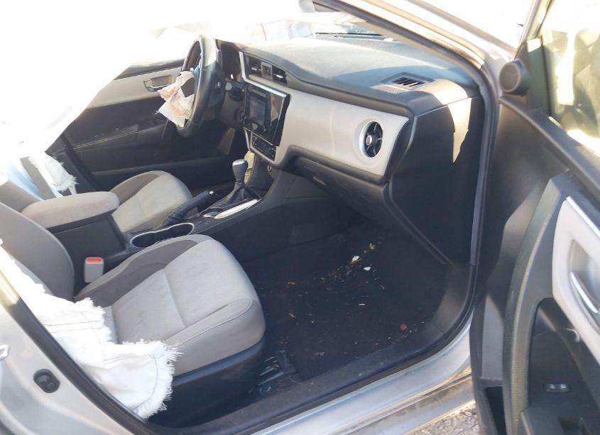 Photo 5 of 2019 Toyota Corolla LE (VIN 5YFBURHE4KP873759)