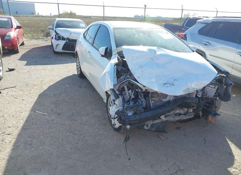 2019 Toyota Corolla LE (VIN 5YFBURHE4KP882073) main photo