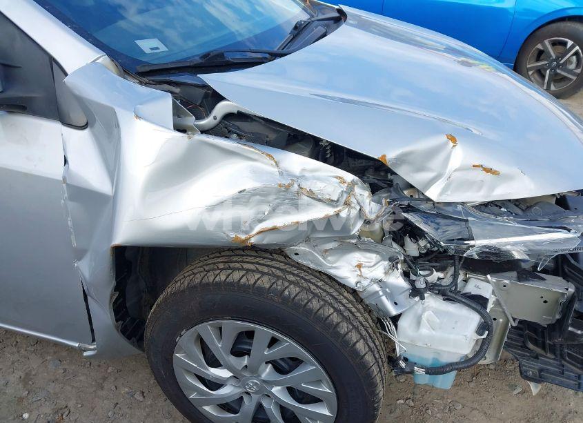 Photo 6 of 2019 Toyota Corolla LE (VIN 5YFBURHE4KP928789)