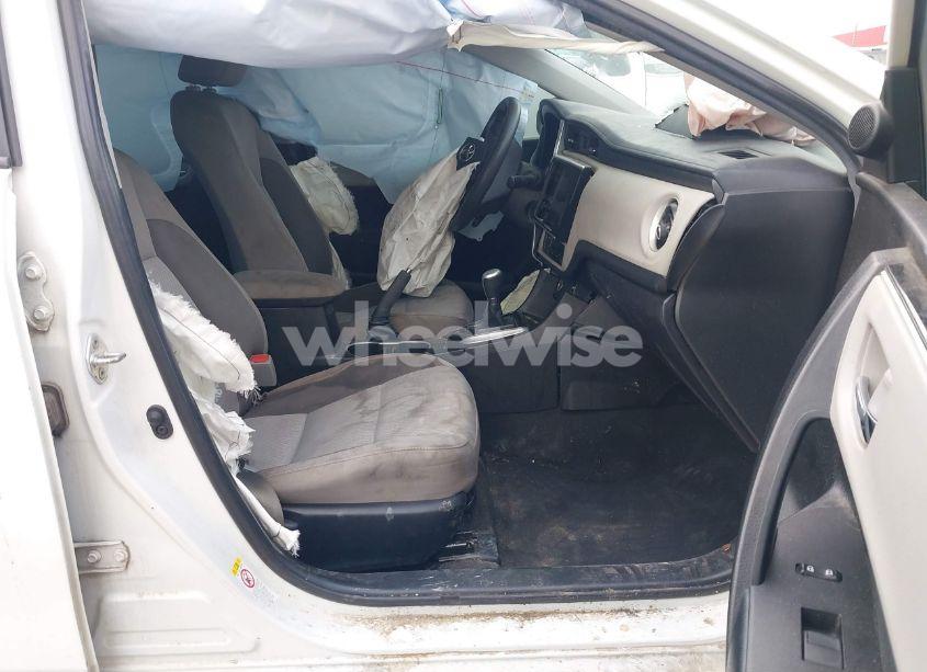 Photo 5 of 2019 Toyota Corolla LE (VIN 5YFBURHE4KP938805)