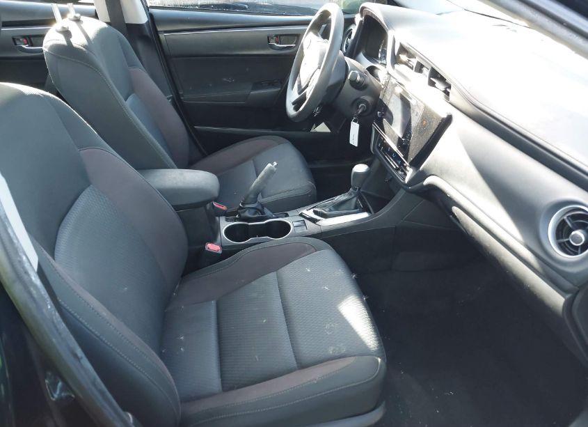Photo 5 of 2019 Toyota Corolla LE (VIN 5YFBURHE4KP940344)