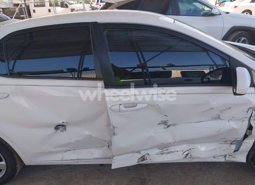 Photo 13 of 2015 Toyota Corolla LE (VIN 5YFBURHE5FP252519)