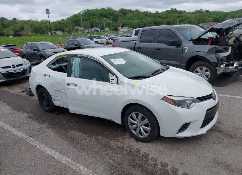 2015 Toyota Corolla LE (VIN 5YFBURHE5FP292891) main photo