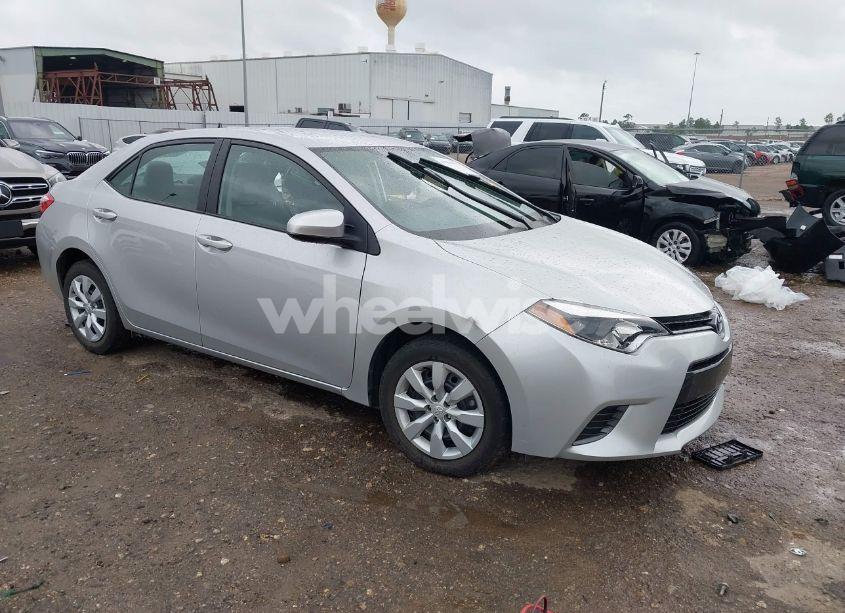 2015 Toyota Corolla LE (VIN 5YFBURHE5FP350207) main photo