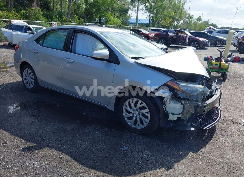 2017 Toyota Corolla LE (VIN 5YFBURHE5HP581112) main photo